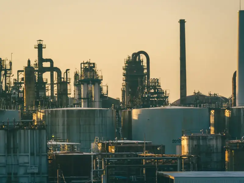 Chemical process plant with columns and tanks