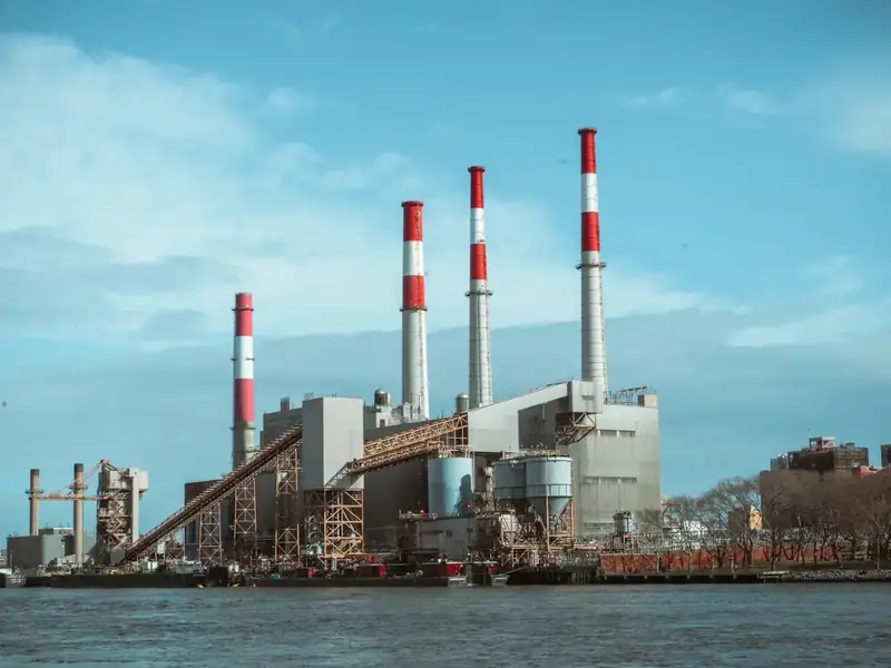 Thermal power station with chimneys